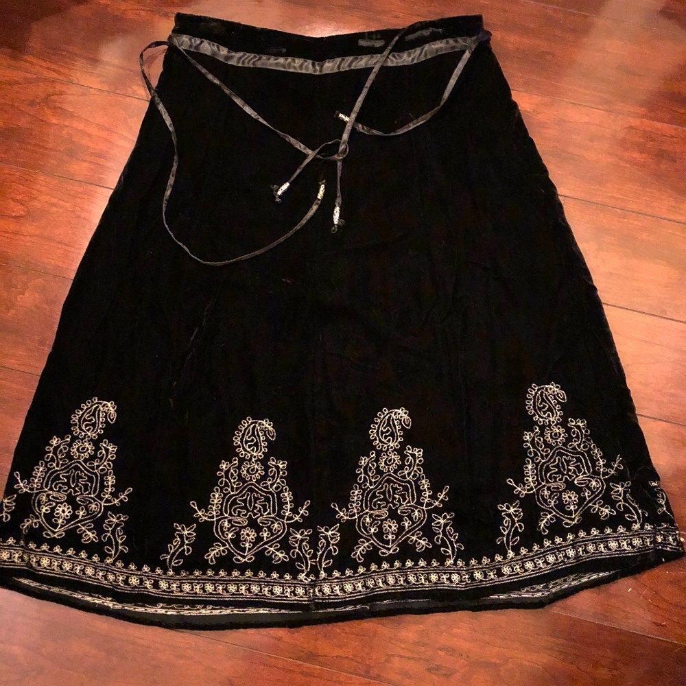 ❌SOLD❌
Carole Little Velvet Beaded Black Skirt
